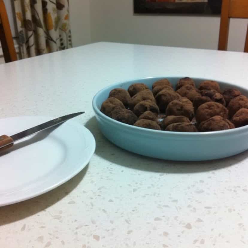 Foto deliciosa de Trufas Low Carb de Chocolate Amargo pronta para servir - Sem Assar