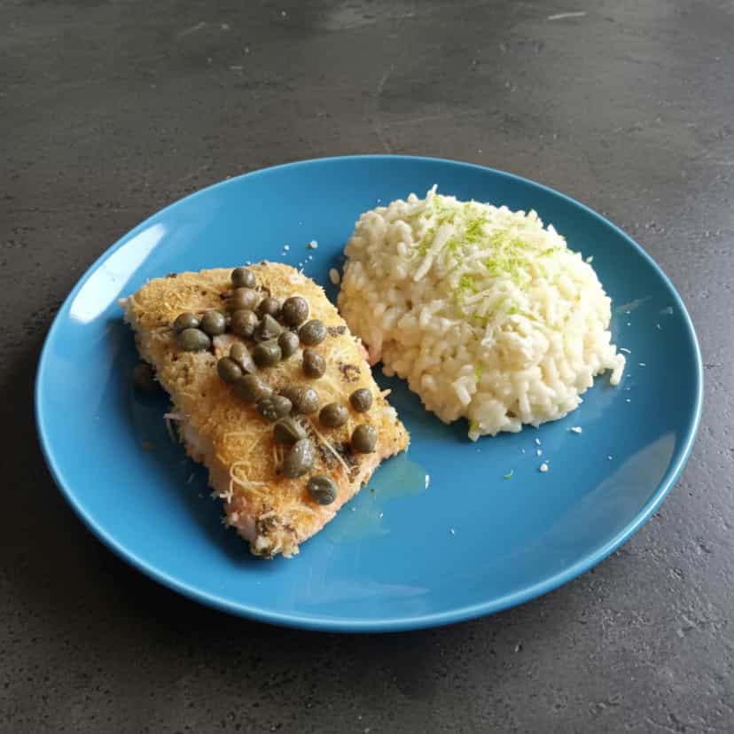 Foto deliciosa de Truta Crocante com Molho de Alcaparras pronta para servir - Peixes & Frutos do Mar