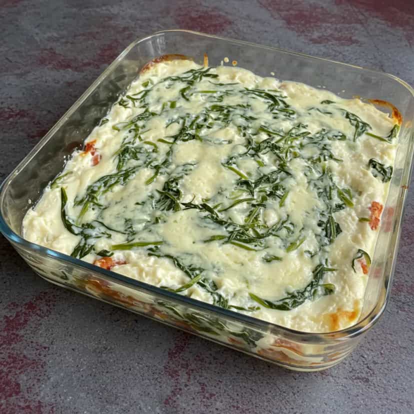 Foto deliciosa de Tutu Mineiro com Calabresa e Queijo pronta para servir - Pratos Brasileiros Icônicos