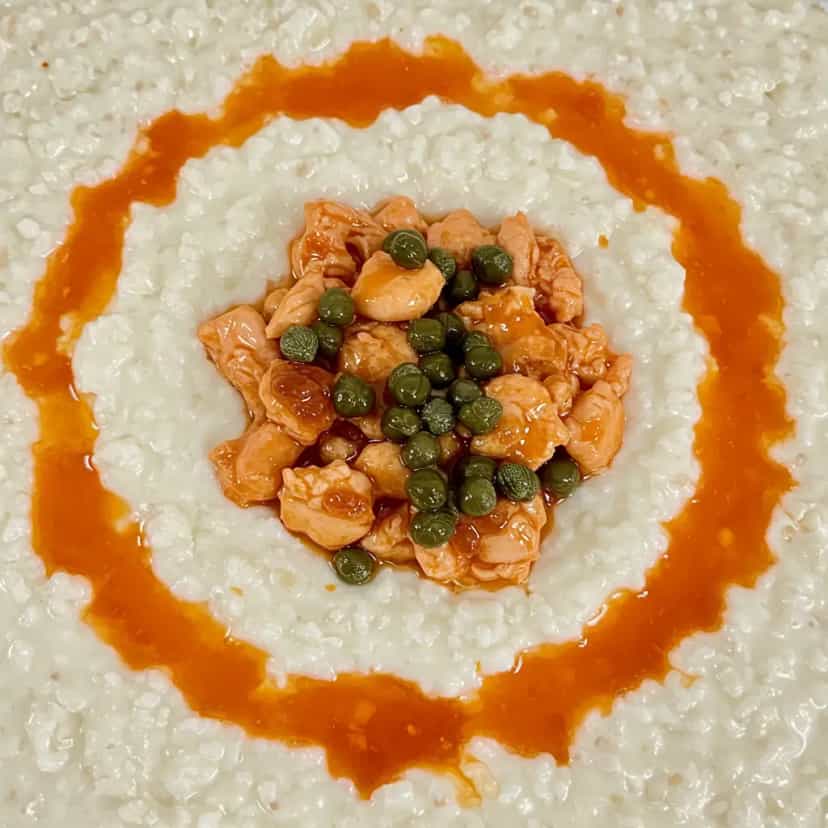 Foto deliciosa de Xerém com Galinha pronta para servir - Pratos Brasileiros Icônicos