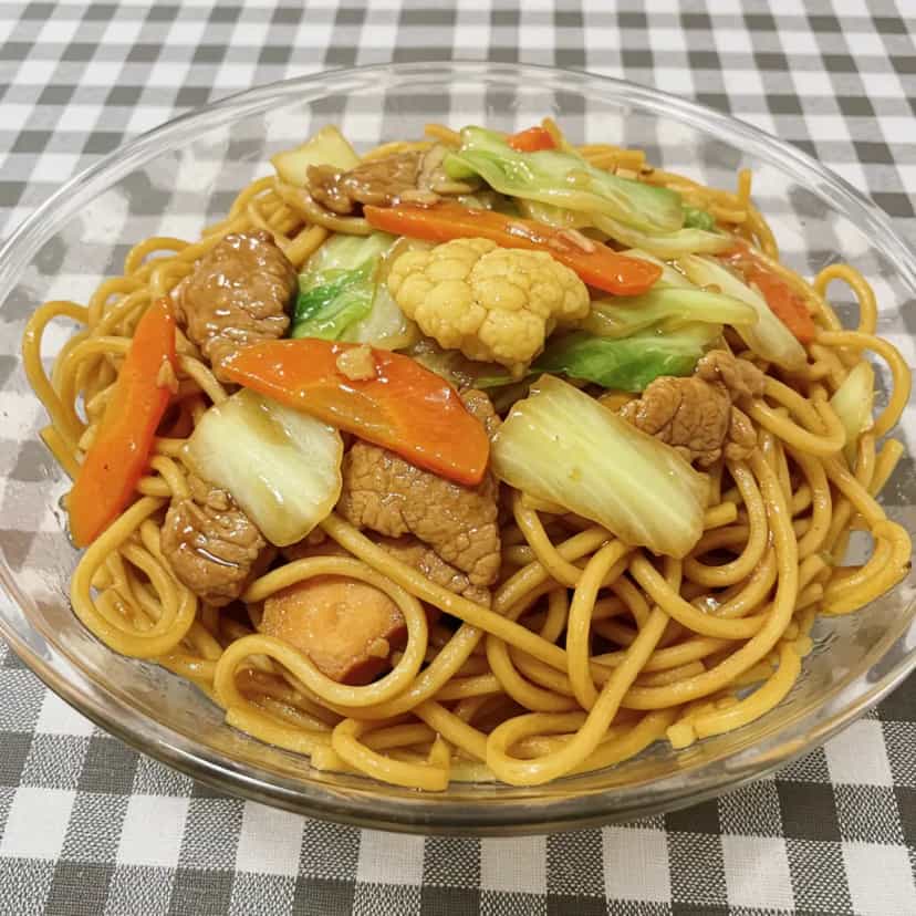 Foto deliciosa de Yakisoba de Frango e Coxão Mole pronta para servir - Bowls & Noodles