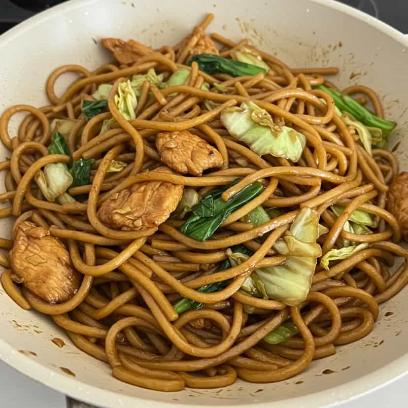 Foto deliciosa de Yakisoba Tradicional pronta para servir - Bowls & Noodles