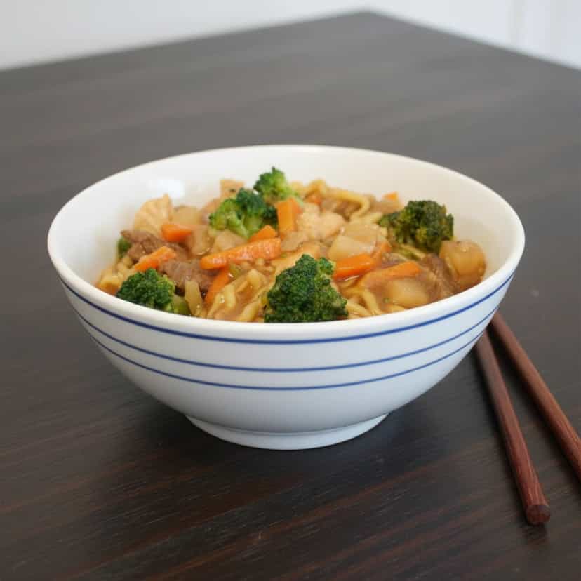 Foto deliciosa de Yakissoba de Frango e Mignon pronta para servir - Bowls & Noodles