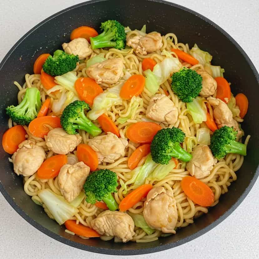 Foto deliciosa de Yakissoba de Frango e Miojo pronta para servir - Outras Receitas
