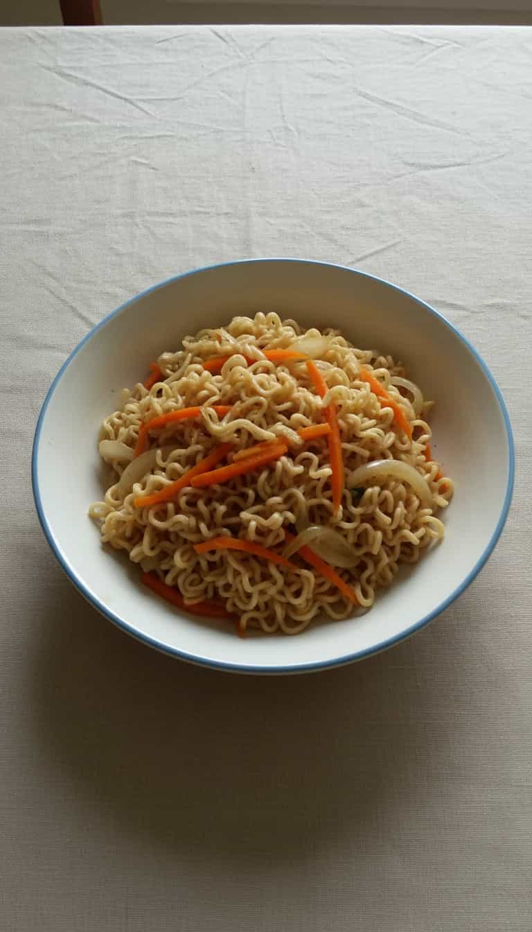 Foto deliciosa de Yakissoba de Miojo pronta para servir - Outras Receitas