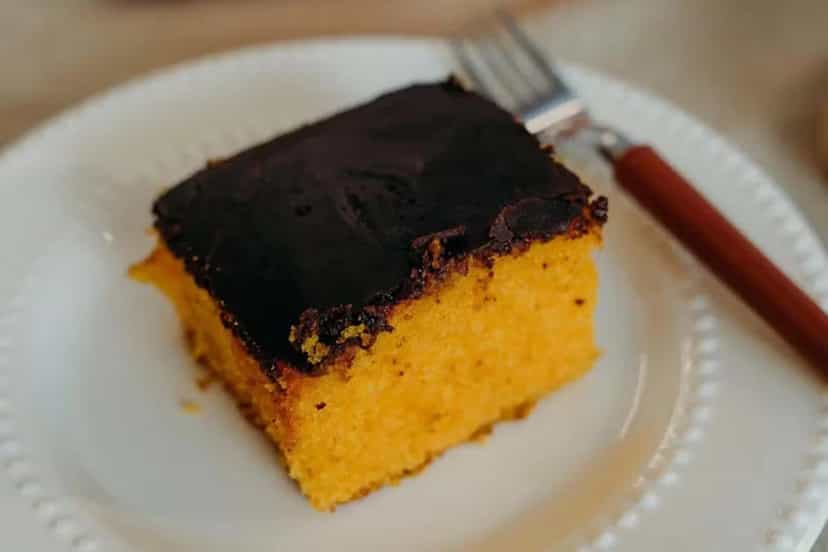 Foto deliciosa de Bolo de Cenoura pronta para servir - Bolos & Cupcakes