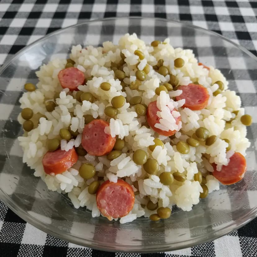 Foto deliciosa de Arroz com Lentilha e Linguiça pronta para servir