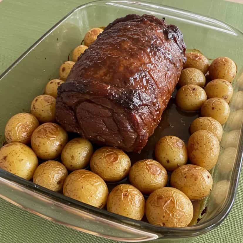 Foto deliciosa de Alcatra Assada ao Vinho Tinto com Batatas pronta para servir - Carnes & Frango
