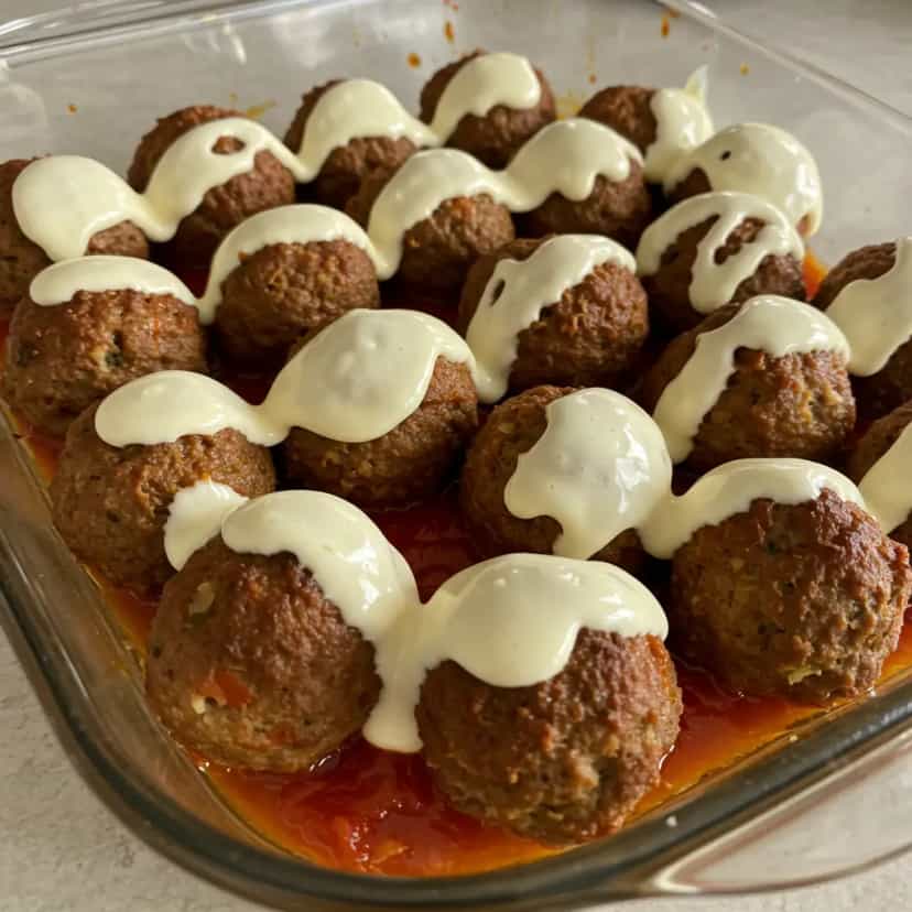 Foto deliciosa de Almôndegas ao Molho de Tomate com Queijo Cheddar pronta para servir - Carnes & Frango