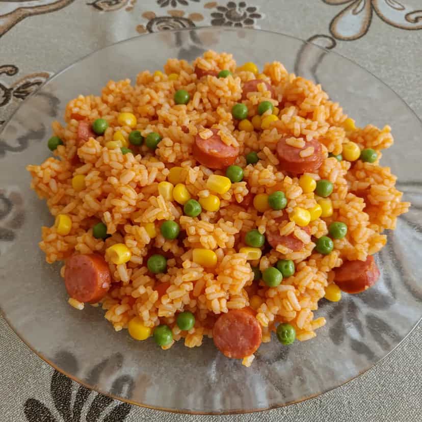 Foto deliciosa de Arroz ao Molho de Tomate com Legumes pronta para servir - Almoço & Jantar