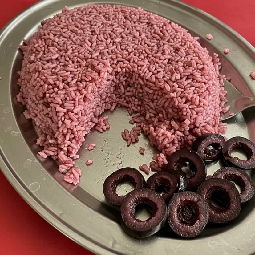 Foto deliciosa de Arroz ao Vinho Tinto com Azeitonas pronta para servir - Almoço & Jantar