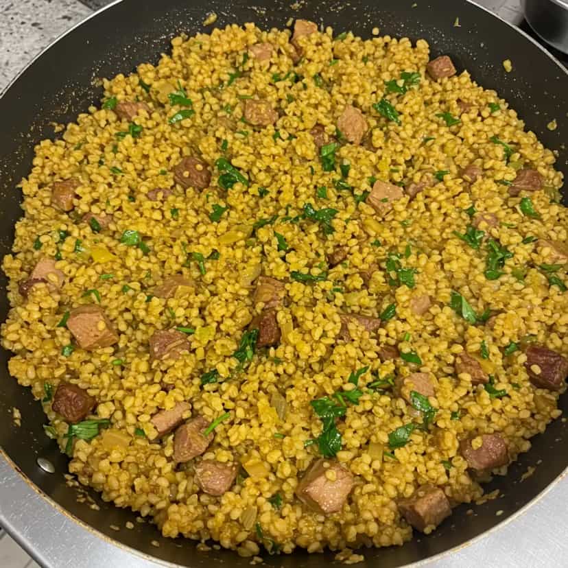 Foto deliciosa de Arroz carreteiro pronta para servir - Pratos Brasileiros Icônicos
