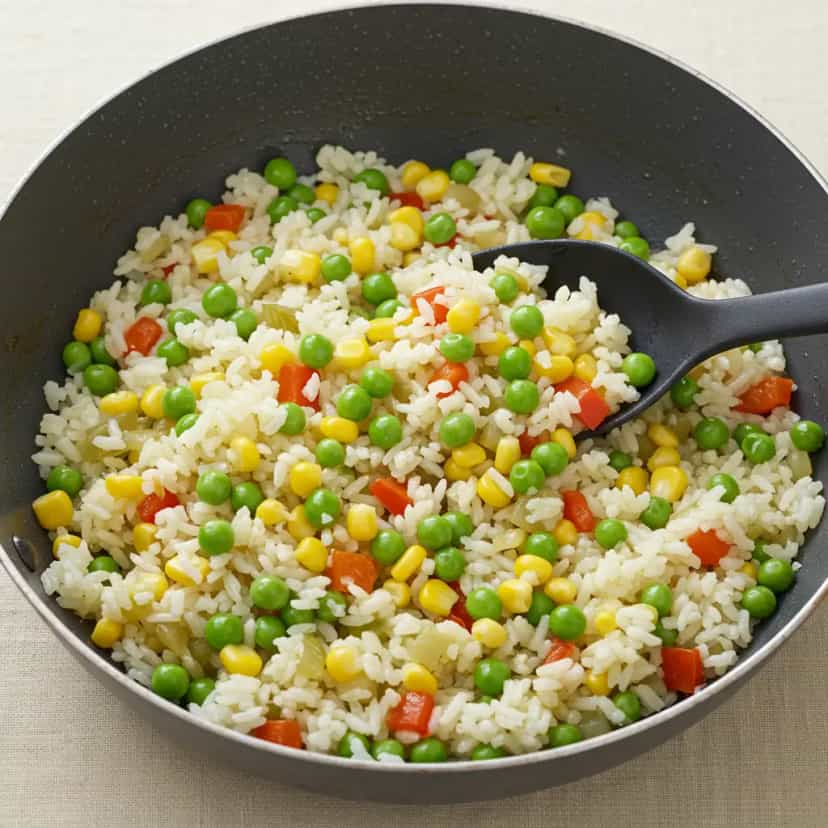Foto deliciosa de Arroz cremoso com milho e ervilha pronta para servir - Outras Receitas