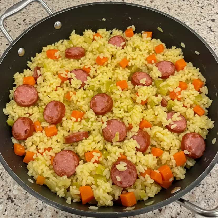 Foto deliciosa de Arroz de Churrasco pronta para servir - Pratos Brasileiros Icônicos