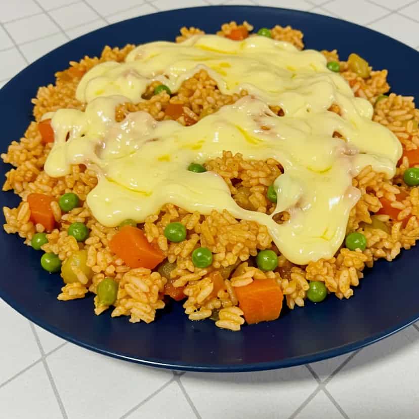 Foto deliciosa de Arroz de Forno com Bacon e Queijo pronta para servir - Almoço & Jantar