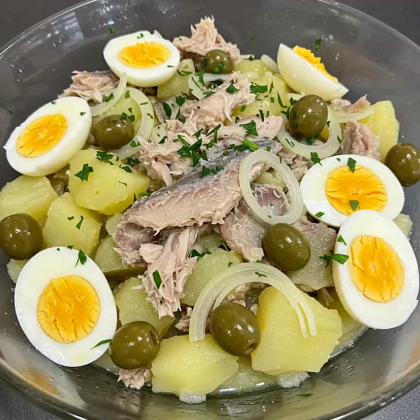 Foto deliciosa de Bacalhoada Simples e Deliciosa pronta para servir - Peixes & Frutos do Mar