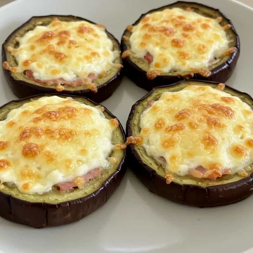 Foto deliciosa de Berinjela Gratinada com Molho Cremoso de Gorgonzola pronta para servir - Almoço & Jantar