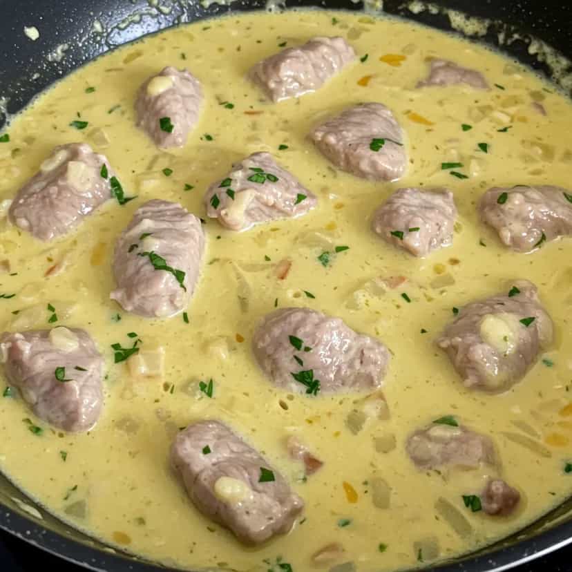 Foto deliciosa de Bife ao Creme de Leite pronta para servir - Carnes & Frango