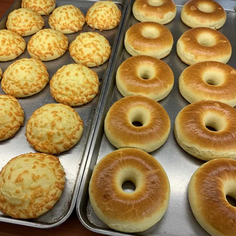 Foto deliciosa de Biscoito de polvilho azedo com queijo pronta para servir - Chips & Biscoitos