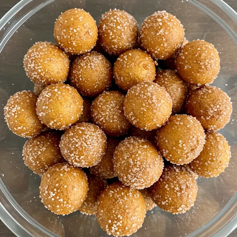 Foto deliciosa de Bolinhos de Chuva com Coco pronta para servir - Lanches de Padaria