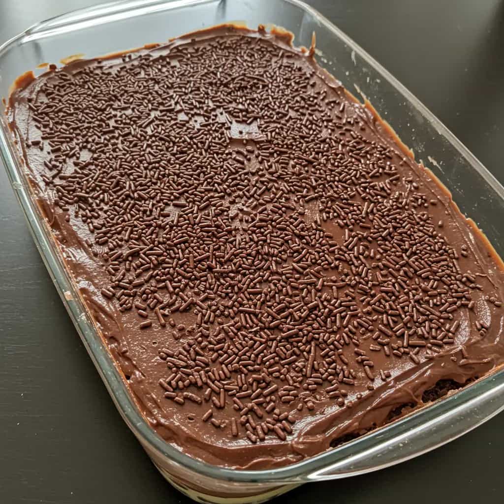 Bolo de Baunilha com Gotas de Chocolate e Cobertura Cremosa