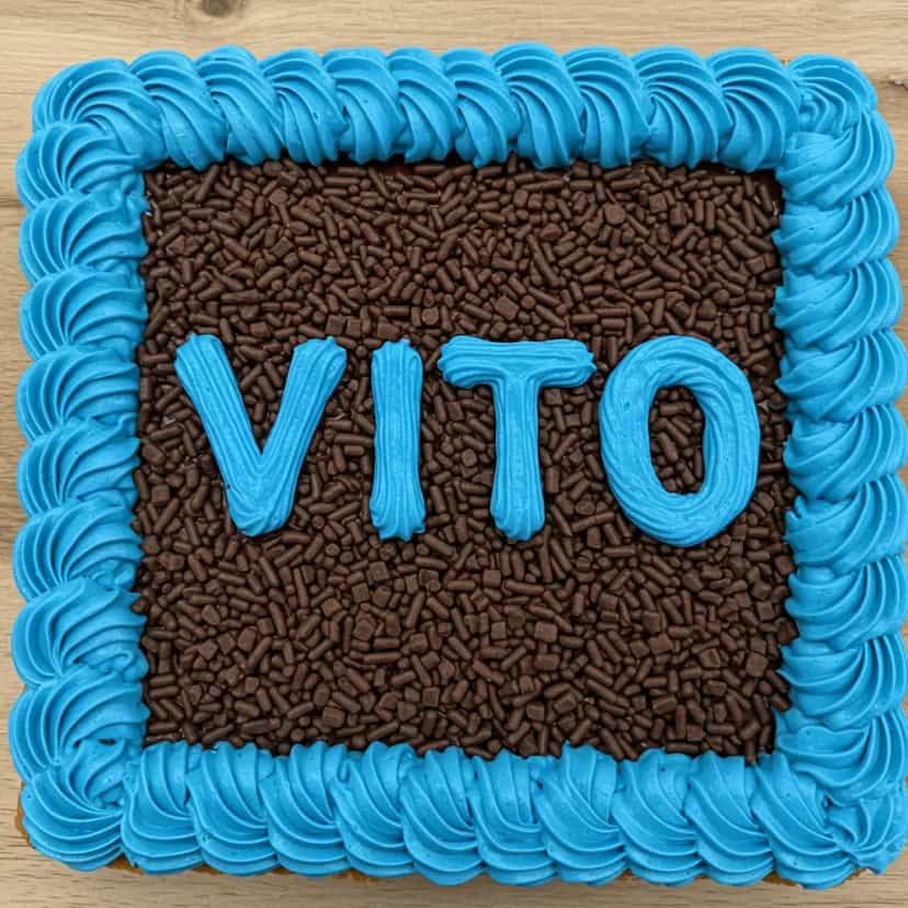 Foto deliciosa de Bolo de Chocolate com Recheio de Brigadeiro e Cobertura de Chantilly pronta para servir - Bolos & Cupcakes