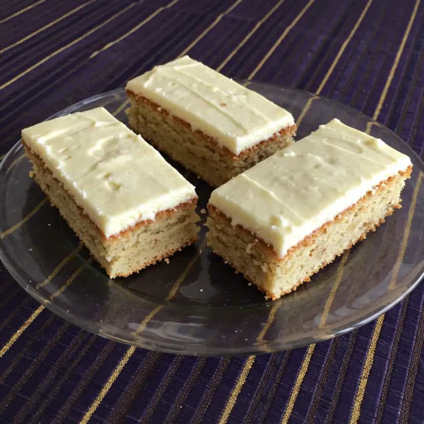 Foto deliciosa de Bolo de Nozes e Castanha com Cobertura de Camafeu pronta para servir - Bolos & Cupcakes