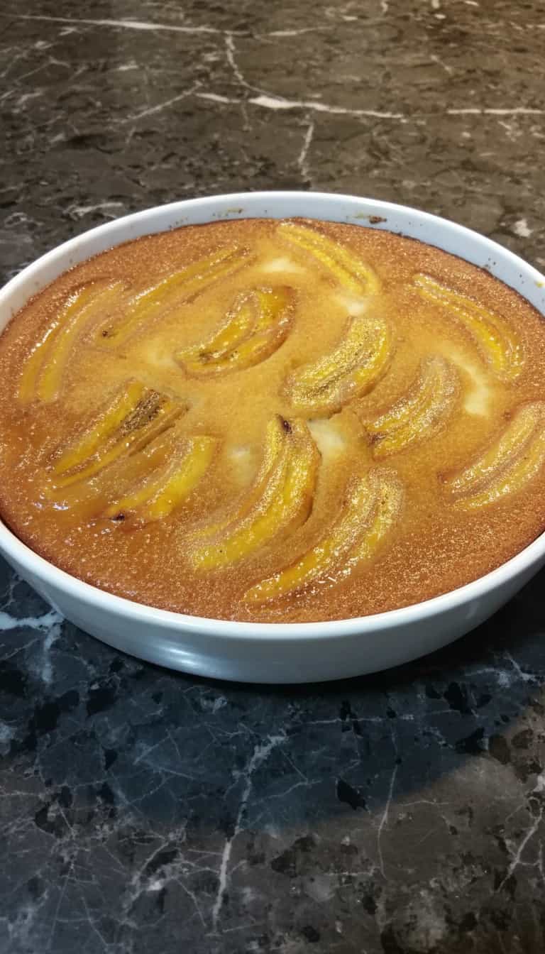 Bolo Fofinho de Banana com Calda de Caramelo