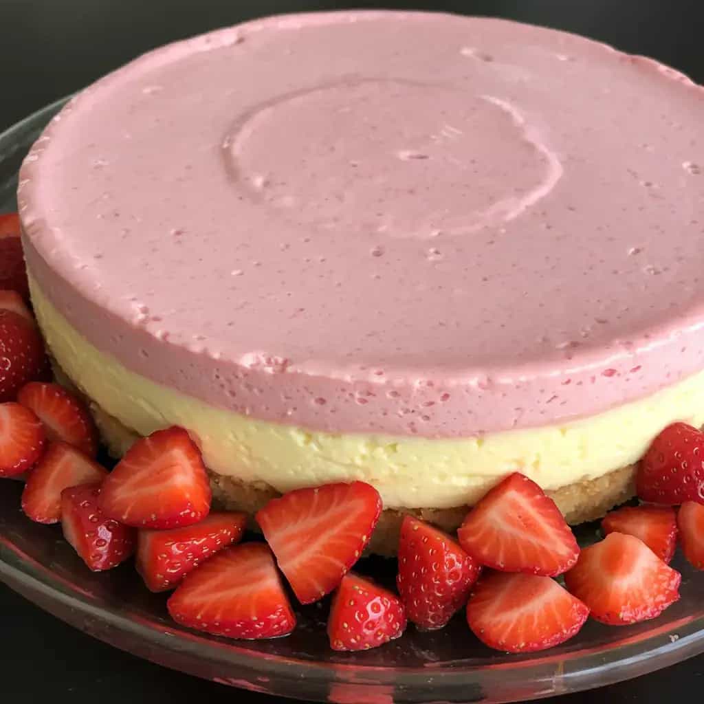 Bolo Pudim de Iogurte com Morangos
