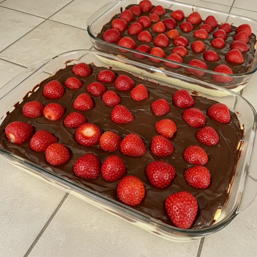 Bombom Aberto de Chocolate com Morangos