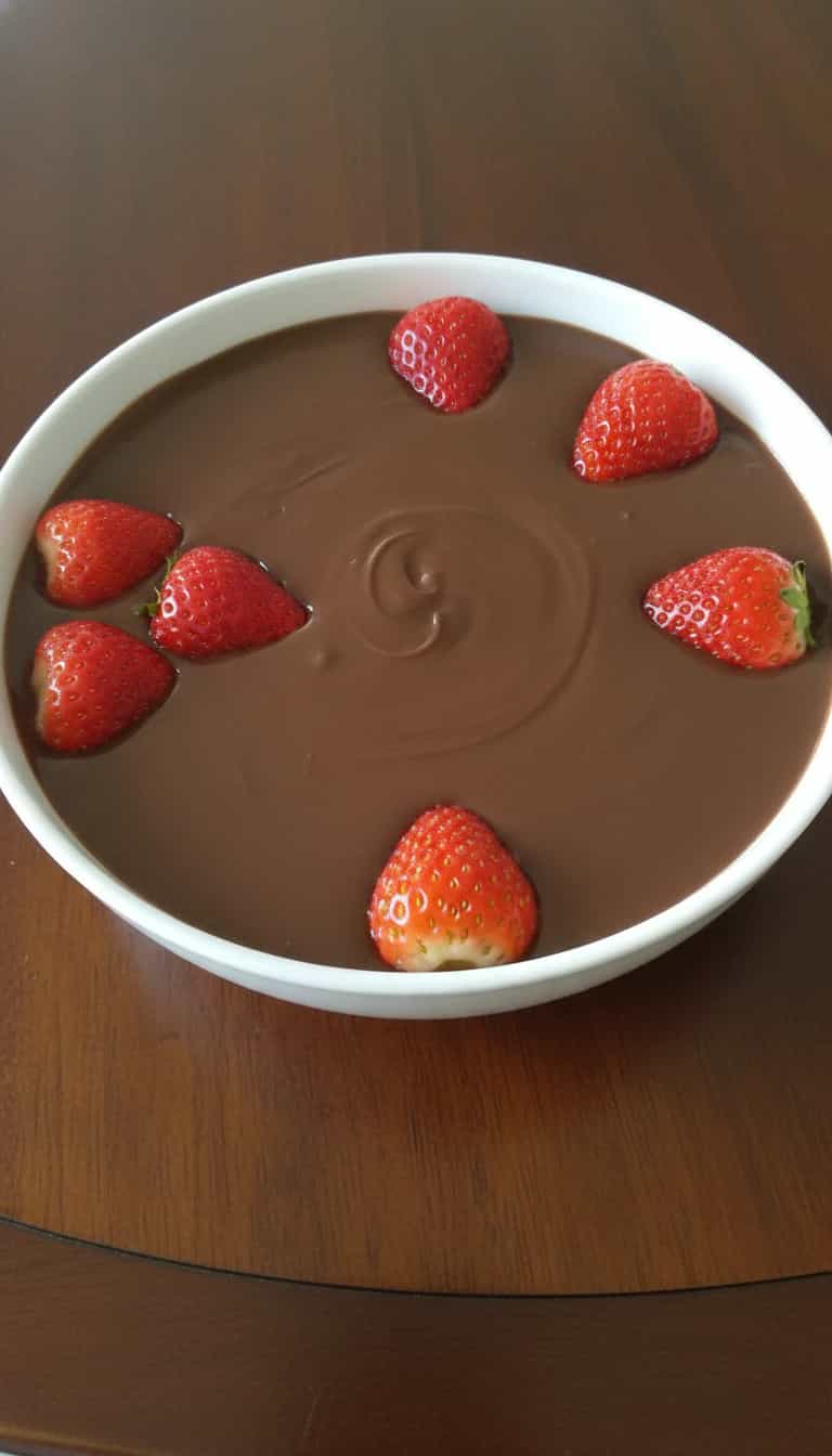 Bombom de morango na travessa