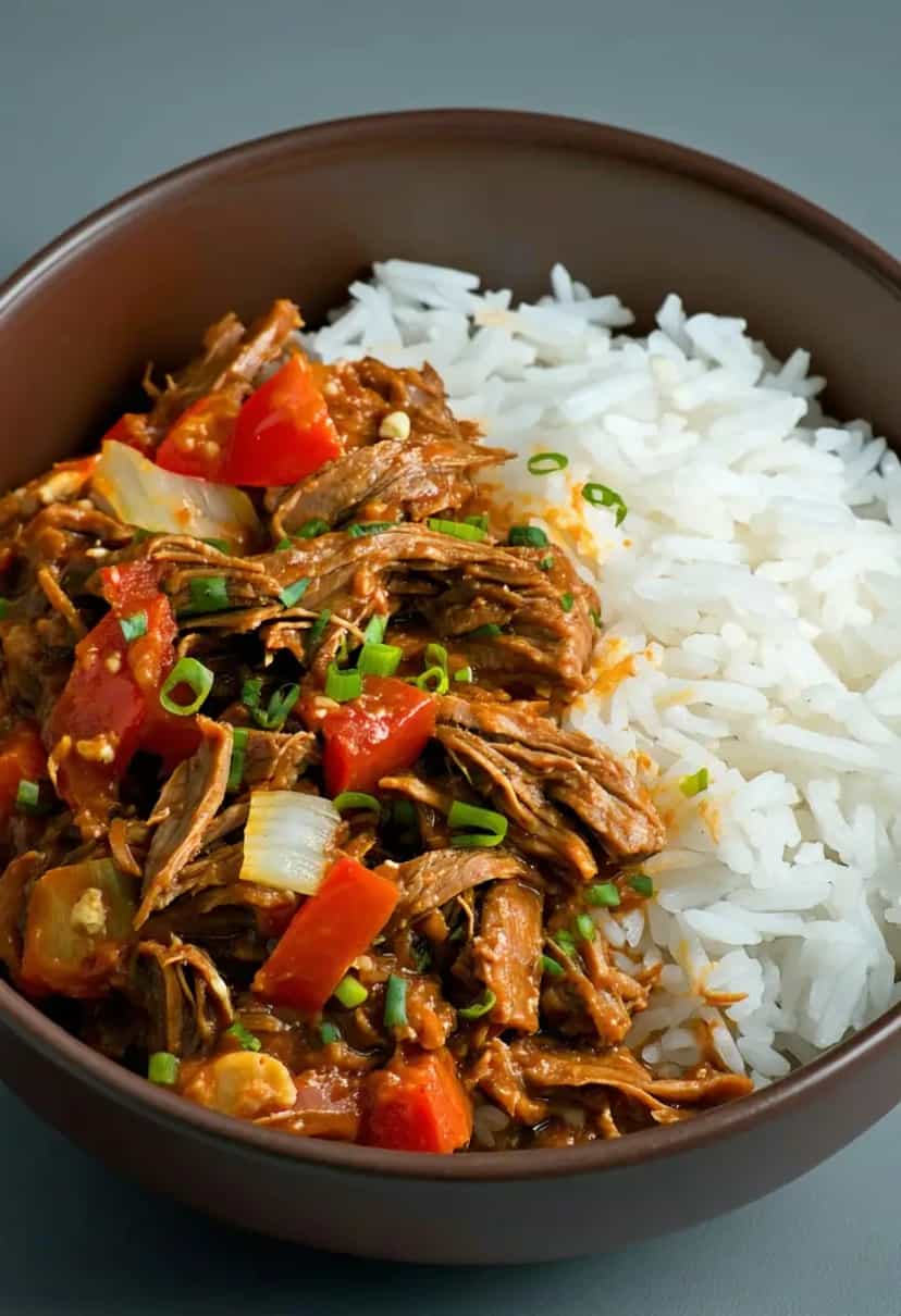 Foto deliciosa de Bowl de Carne Seca Desfiada pronta para servir - Bowls & Noodles