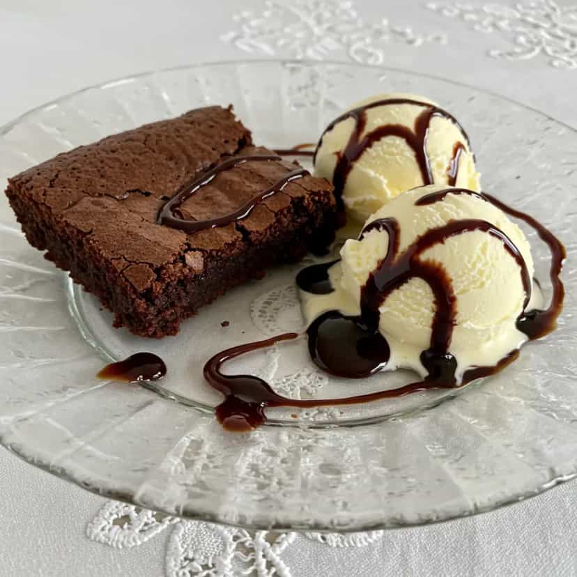 Foto deliciosa de Brownie de Chocolate Meio Amargo pronta para servir - Brownies & Cookies