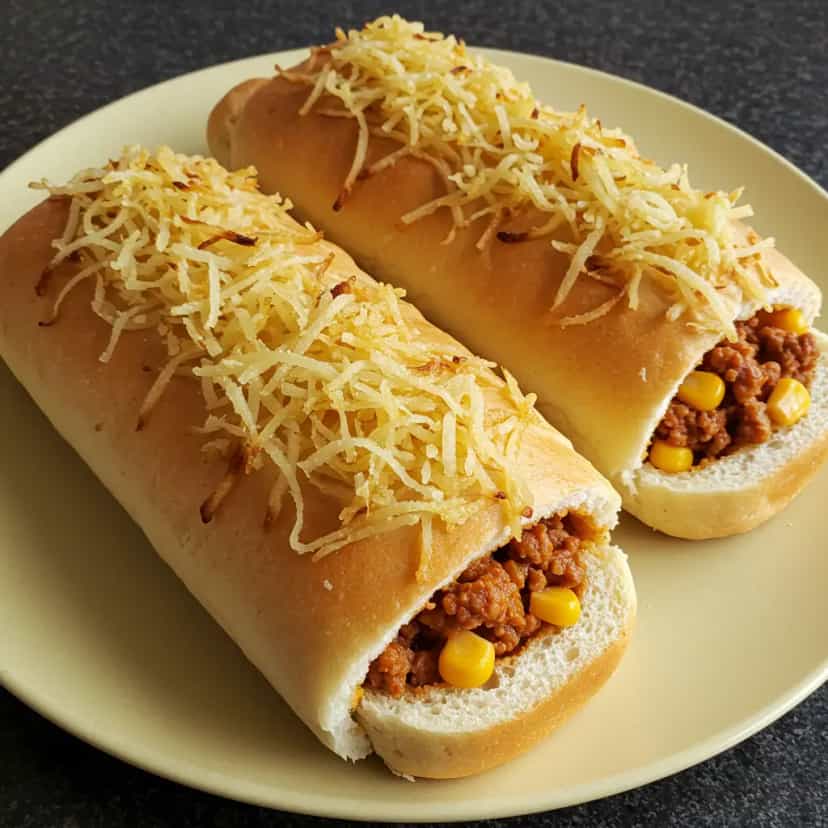 Foto deliciosa de Cachorro-Quente com Molho de Carne Moída pronta para servir - Salgadinhos