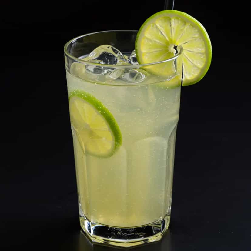Foto deliciosa de Caipirinha de Limão com Vodka pronta para servir - Coquetéis