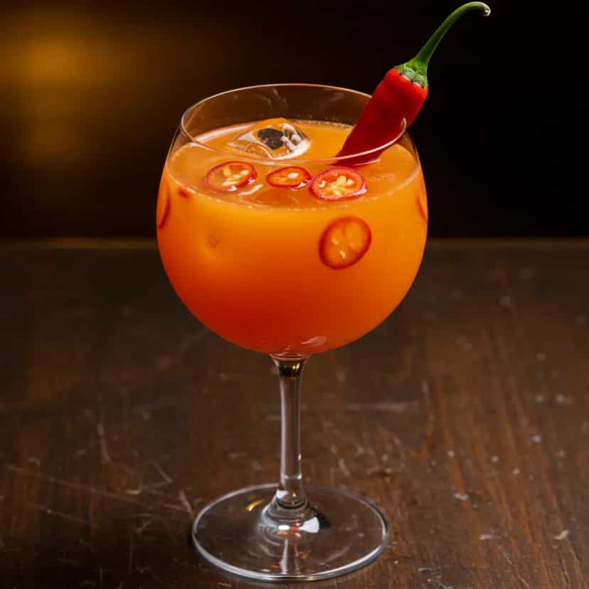 Foto deliciosa de Caipirinha de Manga com Pimenta Dedo-de-Moça e Vodka pronta para servir - Coquetéis