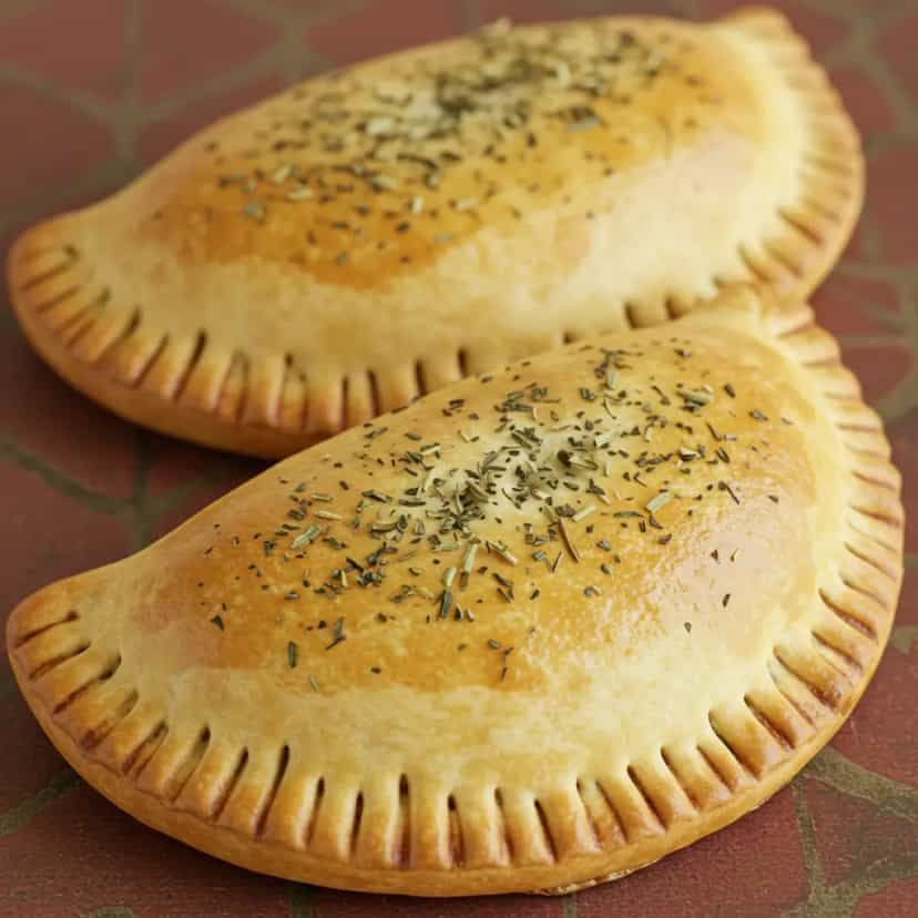 Foto deliciosa de Calzone de Frango, Presunto ou Carne Moída pronta para servir - Massas & Macarrão