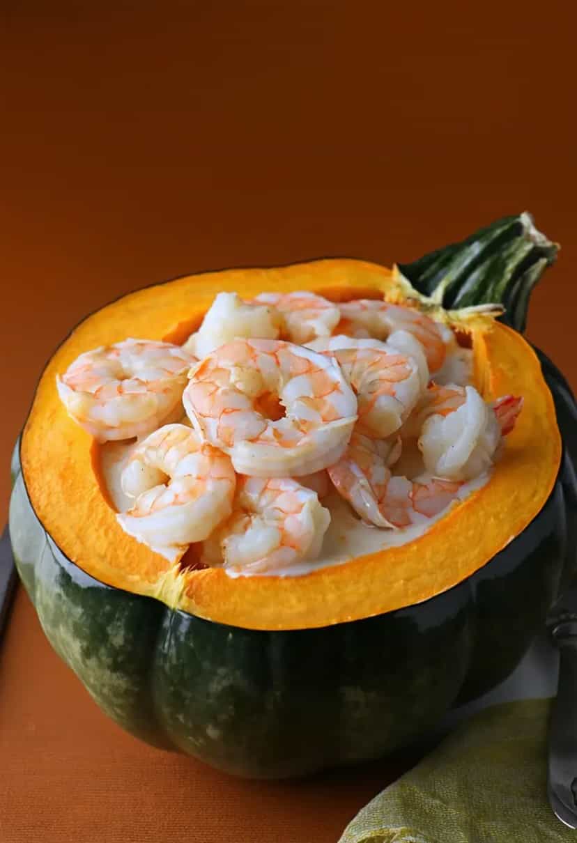 Foto deliciosa de Camarão na Abóbora com Requeijão pronta para servir - Peixes & Frutos do Mar