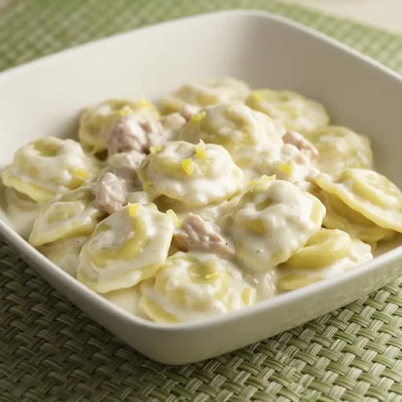 Foto deliciosa de Capeletti cremoso ao molho de frango e cogumelos pronta para servir - Massas & Macarrão