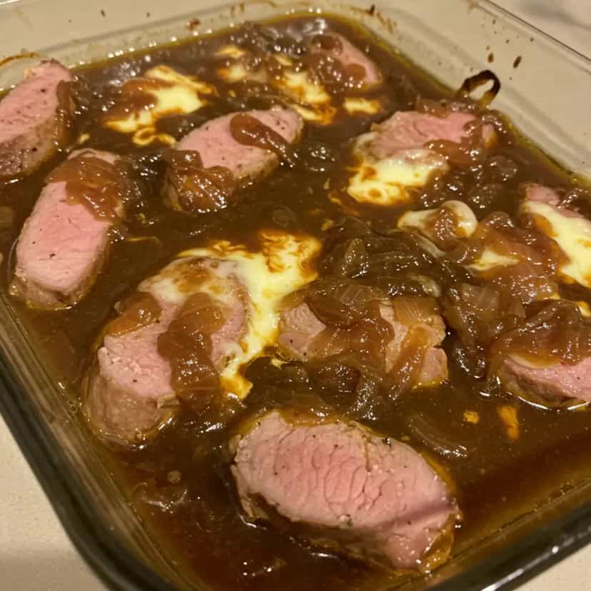 Foto deliciosa de Carne Assada Recheada com Mussarela e Presunto pronta para servir - Carnes & Frango