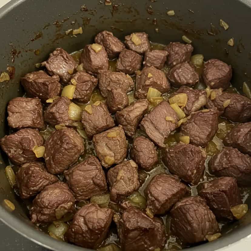 Foto deliciosa de Carne de Acém Assada na Panela de Pressão pronta para servir - Carnes & Frango