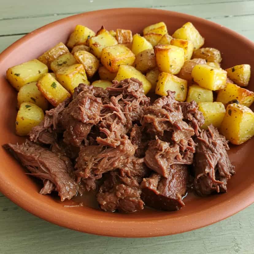 Foto deliciosa de Carne de Panela com Batatas ao Molho Shoyu pronta para servir - Carnes & Frango