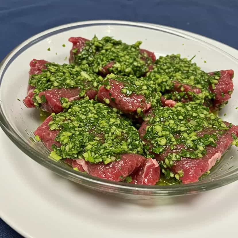 Foto deliciosa de Contrafilé suculento na panela de pressão pronta para servir - Carnes & Frango