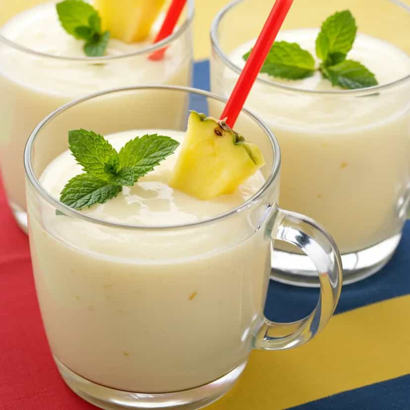 Foto deliciosa de Coquetel Refrescante de Abacaxi com Espumante pronta para servir - Coquetéis