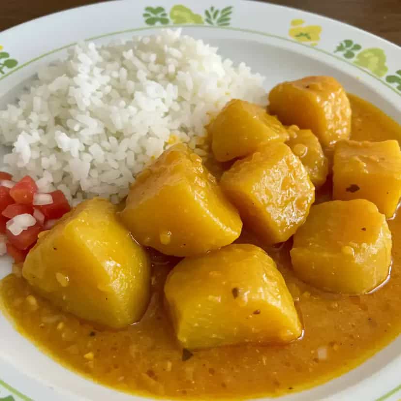 Foto deliciosa de Costelinha com Mandioca (Vaca Atolada) pronta para servir - Pratos Brasileiros Icônicos