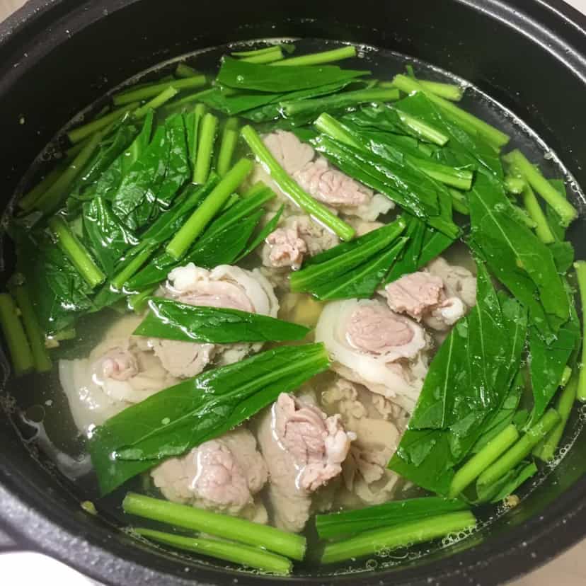 Foto deliciosa de Costelinha de Porco ao Molho de Ora-pro-nóbis pronta para servir - Carnes & Frango