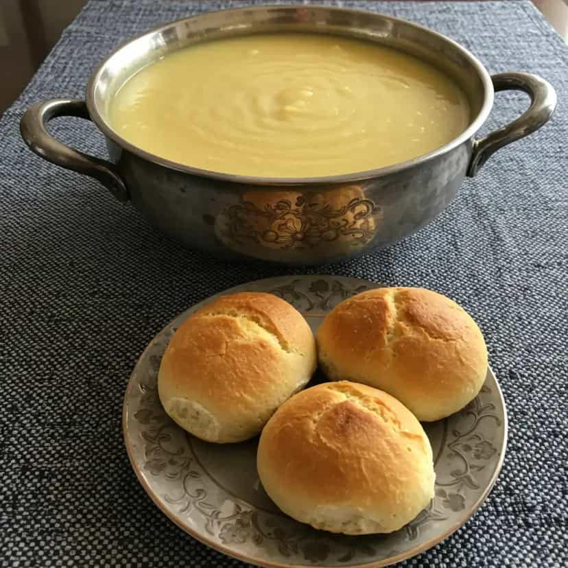 Foto deliciosa de Cremoso Caldo de Mandioquinha com Gruyère pronta para servir - Sopas & Caldos