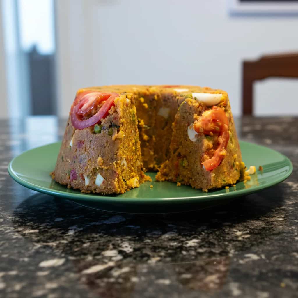 Cuscuz de Sardinha com Molho de Tomate