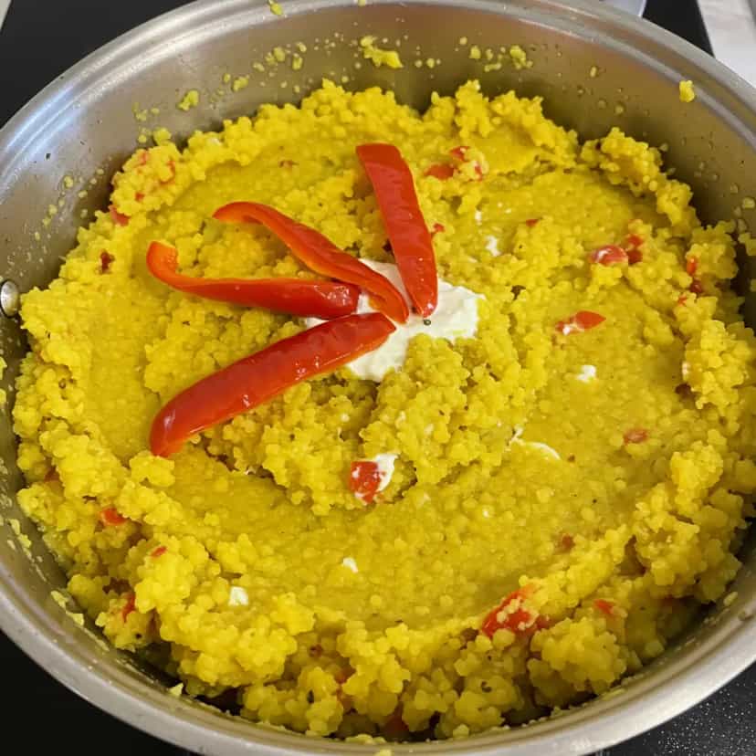 Foto deliciosa de Cuscuz Nordestino com Calabresa e Requeijão pronta para servir - Pratos Brasileiros Icônicos