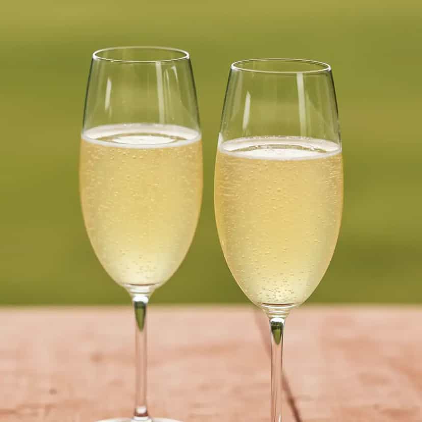 Foto deliciosa de Drink Refrescante de Guaraná e Vinho Branco pronta para servir - Coquetéis